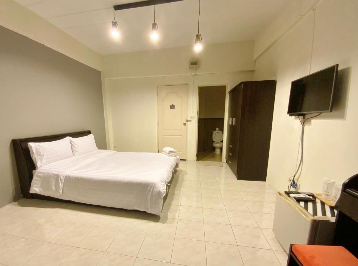 Uh Hostel Bang Saen Exterior photo
