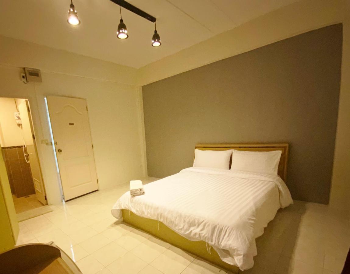 Uh Hostel Bang Saen Exterior photo